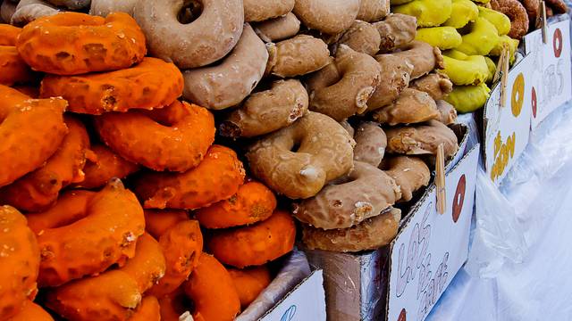 San Isidoro – Bunte Kringel-Gebäcke (San Isidoro-Leckerei) auf einem Marktstand